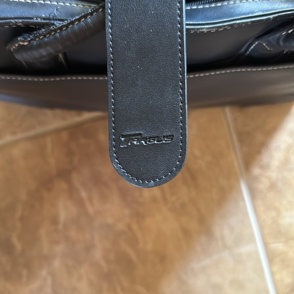 Beautiful Leather Computer Bag - Targus - Picture 4 of 9